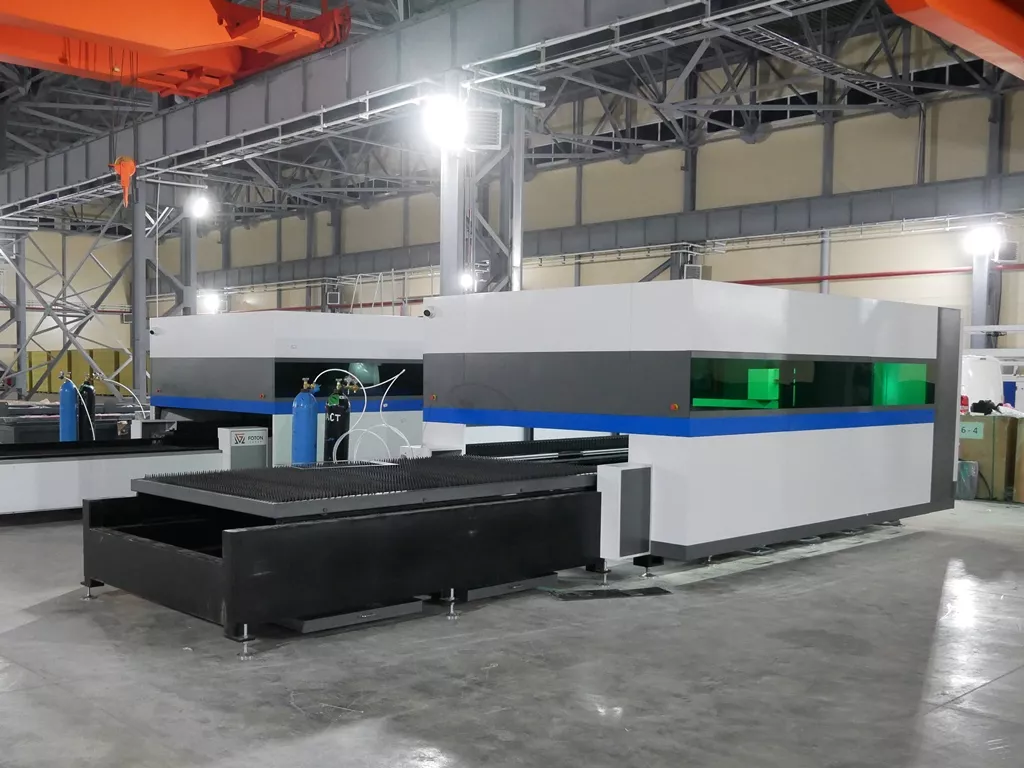 FL-L1560FHE-1000-Raycus Лазерный станок для резки листового металла с кабинетной защитой и сменным столом