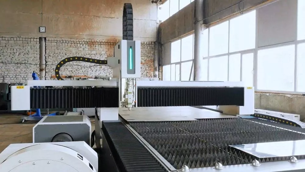 FL-L1560FR-1500-D350-Raycus Лазерный станок для резки листового металла и труб