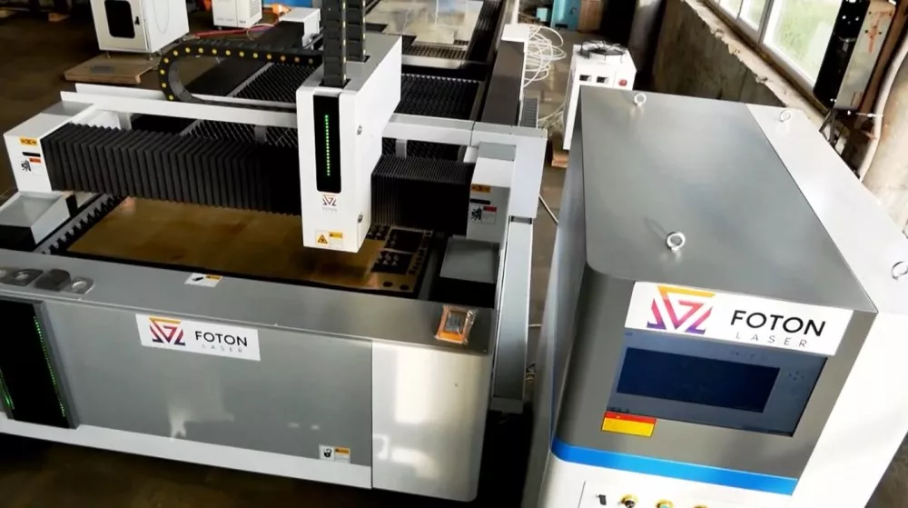 FL-L1530FER-4000-D220-IPG Лазерный станок для резки листового металла и труб со сменным столом
